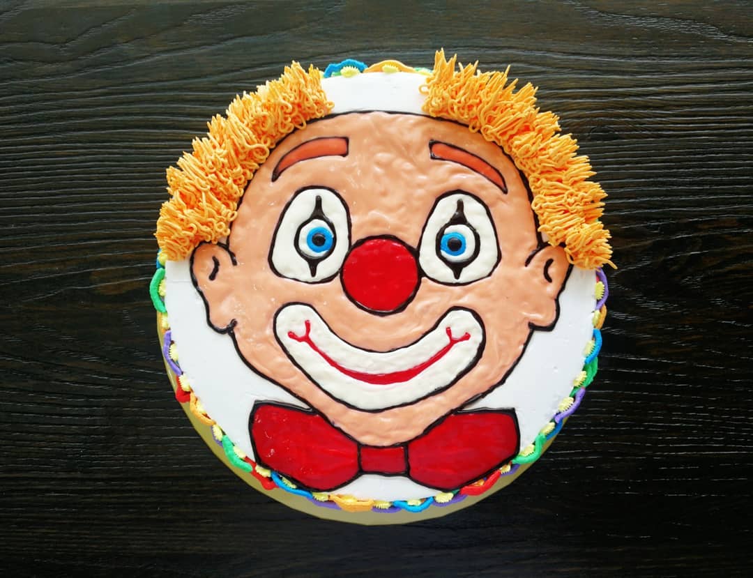 2D clown face drawing @ oreo cheese cake