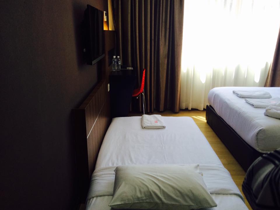 Family Room (Queen Bed + Single Bed) RM 109